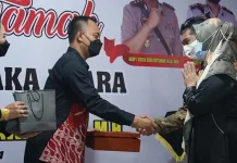 Pemberian Hadiah untuk Mantan Kapolres Kolut Disoroti Pemberian Hadiah untuk Mantan Kapolres Kolut Disoroti