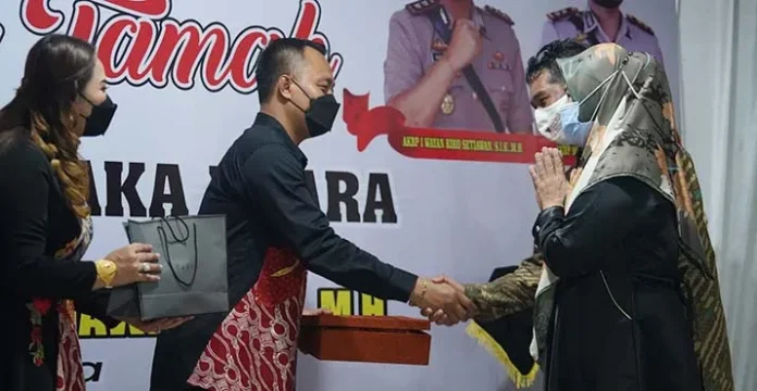 Pemberian Hadiah untuk Mantan Kapolres Kolut Disoroti