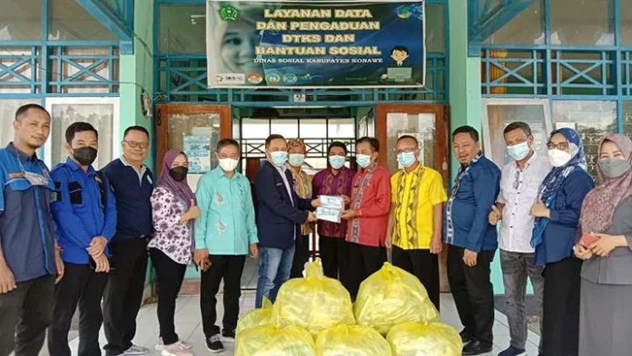 Karang Taruna Konawe Bagi-bagi Masker dan Vitamin ke Masyarakat
