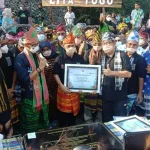 Warga Desa Liya Togo Wakatobi Kebagian Bantuan Mesin Jahit dan Obras dari Sandiaga Uno Warga Desa Liya Togo Wakatobi Kebagian Bantuan Mesin Jahit dan Obras dari Sandiaga Uno