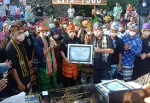 Warga Desa Liya Togo Wakatobi Kebagian Bantuan Mesin Jahit dan Obras dari Sandiaga Uno Warga Desa Liya Togo Wakatobi Kebagian Bantuan Mesin Jahit dan Obras dari Sandiaga Uno