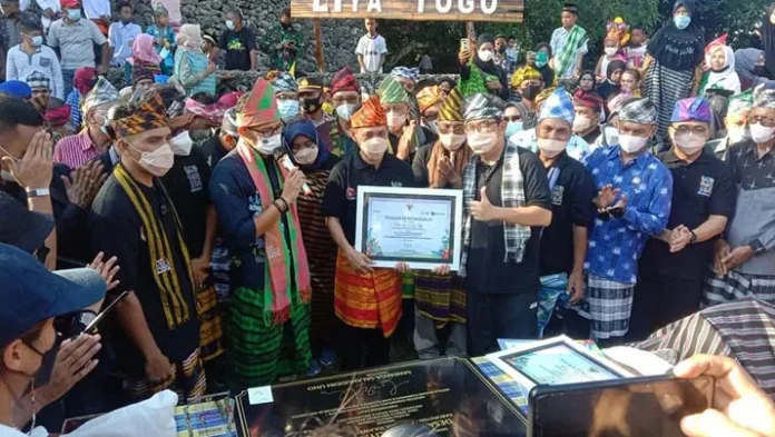 Warga Desa Liya Togo Wakatobi Kebagian Bantuan Mesin Jahit dan Obras dari Sandiaga Uno