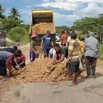 Tak Kunjung Diperbaiki Pemda, Warga Desa di Mubar Ini Timbun Jalan Rusak secara Swadaya Tak Kunjung Diperbaiki Pemda, Warga Desa di Mubar Ini Timbun Jalan Rusak secara Swadaya