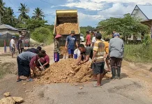 Tak Kunjung Diperbaiki Pemda, Warga Desa di Mubar Ini Timbun Jalan Rusak secara Swadaya Tak Kunjung Diperbaiki Pemda, Warga Desa di Mubar Ini Timbun Jalan Rusak secara Swadaya