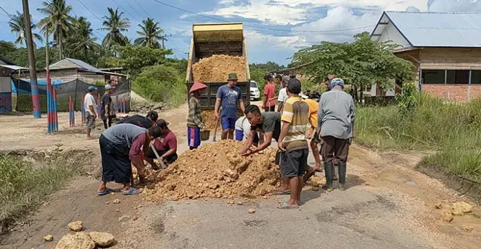 Tak Kunjung Diperbaiki Pemda, Warga Desa di Mubar Ini Timbun Jalan Rusak secara Swadaya