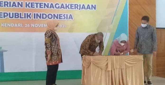 Pemprov Sultra Serahkan Hibah Tanah dan Bangunan ke Kemenaker