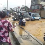 Hujan Sebabkan Genangan Air dan Kemacetan Hingga 100 Meter di Lepolepo Hujan Sebabkan Genangan Air dan Kemacetan Hingga 100 Meter di Lepolepo