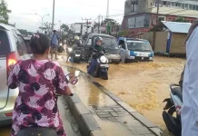 Hujan Sebabkan Genangan Air dan Kemacetan Hingga 100 Meter di Lepolepo Hujan Sebabkan Genangan Air dan Kemacetan Hingga 100 Meter di Lepolepo