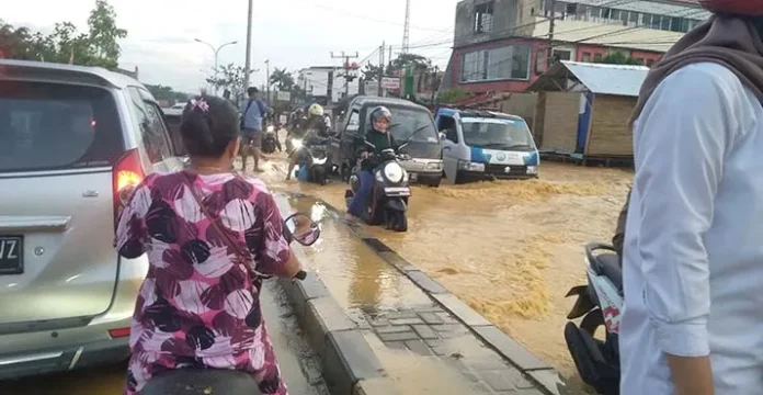 IMG20211126172149 Hujan Sebabkan Genangan Air dan Kemacetan Hingga 100 Meter di Lepolepo
