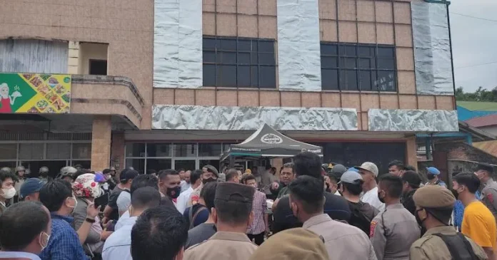 Pengadilan Berhasil Eksekusi Ruko di Jalan Sorumba Meski Dapat Perlawanan Pengadilan Berhasil Eksekusi Ruko di Jalan Sorumba Meski Dapat Perlawanan