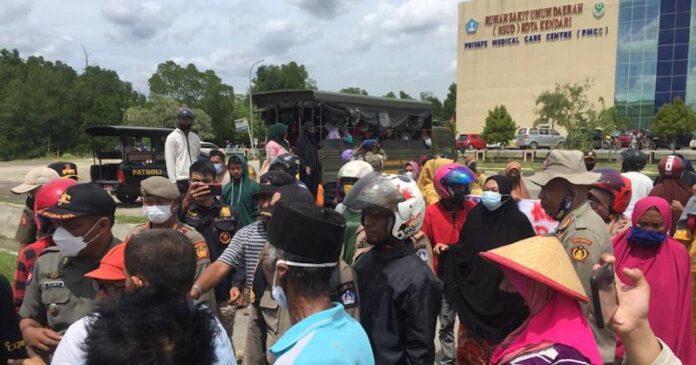 Tolak Pergantian Lurah, Puluhan Masyarakat Demo Wali Kota Kendari