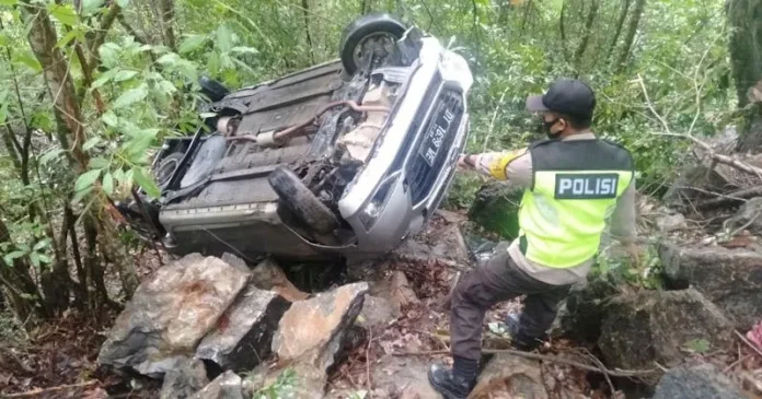 Tidak Kuat Menanjak, Satu Mini Bus di Kolut Terguling ke Jurang