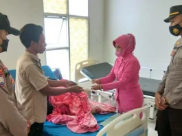 Polsek Sawerigadi Beri Santunan untuk Balita Penderita Ginjal Bocor Polsek Sawerigadi Beri Santunan untuk Balita Penderita Ginjal Bocor