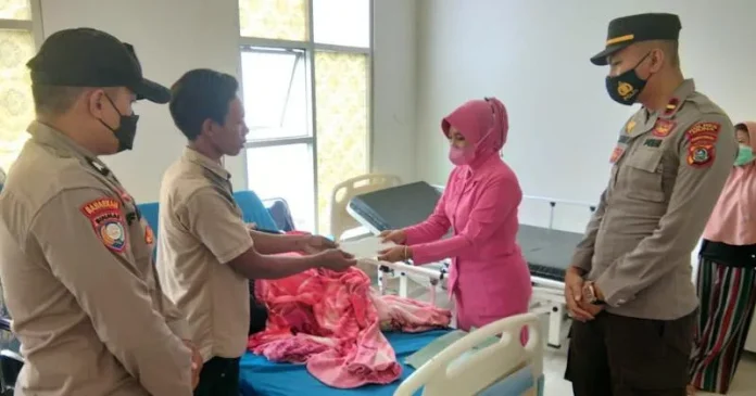 Polsek Sawerigadi Beri Santunan untuk Balita Penderita Ginjal Bocor Polsek Sawerigadi Beri Santunan untuk Balita Penderita Ginjal Bocor