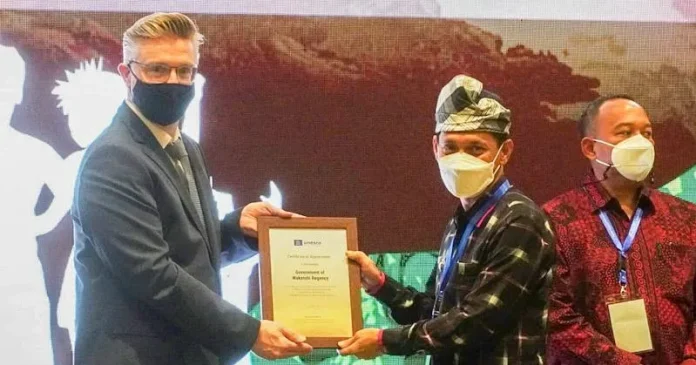 Bupati Wakatobi Terima Penghargaan dari UNESCO di NTB