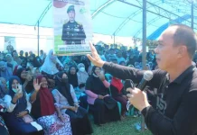 Masyarakat Konaweeha Sambut Kedatangan ASR dengan Sorakan Gubernur Sultra Masyarakat Konaweeha Sambut Kedatangan ASR dengan Sorakan Gubernur Sultra