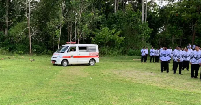 Kepsek SDN 5 Tiworo Tengah Pingsan saat Upacara Hari Guru Nasional