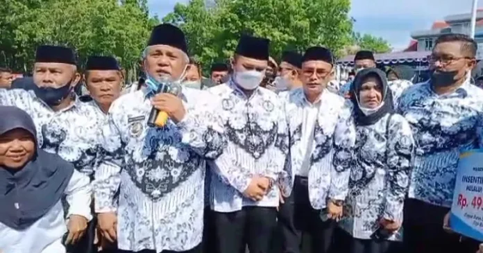 381 Guru Honorer di Konawe Dapat Insentif di Hari Guru Nasional 2021 381 Guru Honorer di Konawe Dapat Insentif di Hari Guru Nasional 2021