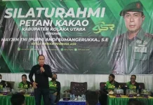 ASR Bagikan Obat Pembunuh Hama ke Tiga Kelompak Tani Kakao di Kolut ASR Bagikan Obat Pembunuh Hama ke Tiga Kelompak Tani Kakao di Kolut