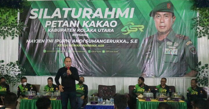 ASR Bagikan Obat Pembunuh Hama ke Tiga Kelompak Tani Kakao di Kolut