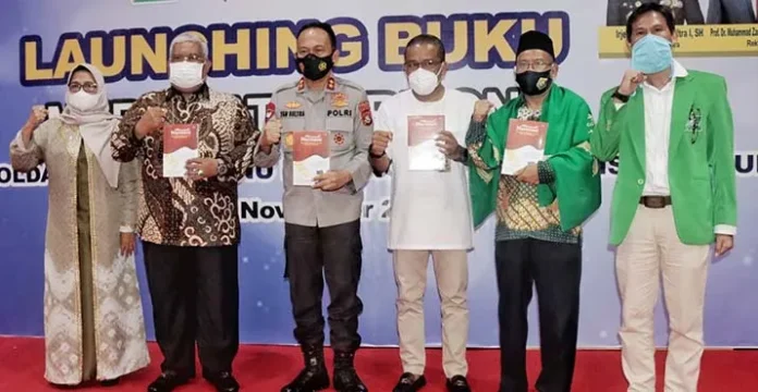 WhatsApp Image 2021-11-05 at 15.37.04 Ali Mazi Luncurkan Buku Terbitan Universitas Halu Oleo Press