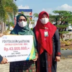 Sulkarnain Serahkan Santunan BPJAMSOSTEK ke Anggota Gugus Tugas Covid-19 Sulkarnain Serahkan Santunan BPJAMSOSTEK ke Anggota Gugus Tugas Covid-19 ZONASULTRA.COM,KENDARI- Dalam rangka menyambut Hari Pahlawan Nasional Tahun 2021, Wali Kota Kendari menyerahkan secara simbolis santunan Manfaat Jaminan Kematian BPJS ketenagakerjaan (BPJAMSOSTEK) kepada ahli waris salah satu anggota gugus tugas Dinas Kesehatan Kota Kendari. Kegiatan tersebut berlangsung di Rumah Jabatan (Rujab) Wali Kota Kendari usai melaksanaan upacara peringatan Hari Pahlawan Nasional yang jatuh pada Rabu (10/11/2021). Adapun santunan manfaat Jaminan Kematian diserahkan langsung kepada ahli waris Almarhum Heribirtus Agustriyanto oleh Wali Kota yang didampingi Kepala BPJAMSOSTEK Sulawesi Tenggara, dengan total klaim yang diterima adalah sebesar Rp42 juta. Wali Kota Kendari, Sulkarnain Kadir mengatakan bahwa Pemerintah Kota Kendari berkomitmen untuk melindungi seluruh pekerjanya agar dapat terlindungi oleh manfaat BPJAMSOSTEK. Pihaknya terus mendorong dan mendata siapa saja yang belum terproteksi dari risiko kerja agar dapat terlindungi oleh manfaat BPJAMSOSTEK. "Berdasarkan data yang telah dihimpun saat ini, petugas Gugus Tugas Covid-19 Kota Kendari yang terdaftar dalam program BPJAMSOSTEK sekitar 1.500 orang yang didaftarkan melalui Dinas Kesehatan Kota Kendari," ucapnya. "Keseluruhan petugas terdaftar ke dalam dua manfaat program yaitu, manfaat Jaminan Kecelakaan Kerja dan Jaminan Kematian," tambahnya. Kepala BPJAMSOSTEK Provinsi Sulawesi Tenggara, Minarni Lukman turut mengapresiasi Pemerintah Kota (Pemkot) Kendari karena ini merupakan salah satu kota yang sadar akan pentingnya jaminan sosial ketenagakerjaan. "Untuk itu, sinergi kami tidak pernah terputus dan selalu membangun hubungan baik demi peningkatan kesejahteraan pekerja,” tutupnya. (B) Kontributor : Bima Lotunani Editor: Muhamad Taslim Dalma Ketgam : Wali Kota Kendari saat menyerahkan santunan BPJAMSOSTEK kepada ahli waris salah satu anggota Gugus Tugas Covid-19.