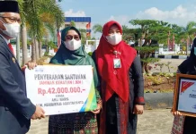 Sulkarnain Serahkan Santunan BPJAMSOSTEK ke Anggota Gugus Tugas Covid-19 Sulkarnain Serahkan Santunan BPJAMSOSTEK ke Anggota Gugus Tugas Covid-19 ZONASULTRA.COM,KENDARI- Dalam rangka menyambut Hari Pahlawan Nasional Tahun 2021, Wali Kota Kendari menyerahkan secara simbolis santunan Manfaat Jaminan Kematian BPJS ketenagakerjaan (BPJAMSOSTEK) kepada ahli waris salah satu anggota gugus tugas Dinas Kesehatan Kota Kendari. Kegiatan tersebut berlangsung di Rumah Jabatan (Rujab) Wali Kota Kendari usai melaksanaan upacara peringatan Hari Pahlawan Nasional yang jatuh pada Rabu (10/11/2021). Adapun santunan manfaat Jaminan Kematian diserahkan langsung kepada ahli waris Almarhum Heribirtus Agustriyanto oleh Wali Kota yang didampingi Kepala BPJAMSOSTEK Sulawesi Tenggara, dengan total klaim yang diterima adalah sebesar Rp42 juta. Wali Kota Kendari, Sulkarnain Kadir mengatakan bahwa Pemerintah Kota Kendari berkomitmen untuk melindungi seluruh pekerjanya agar dapat terlindungi oleh manfaat BPJAMSOSTEK. Pihaknya terus mendorong dan mendata siapa saja yang belum terproteksi dari risiko kerja agar dapat terlindungi oleh manfaat BPJAMSOSTEK. "Berdasarkan data yang telah dihimpun saat ini, petugas Gugus Tugas Covid-19 Kota Kendari yang terdaftar dalam program BPJAMSOSTEK sekitar 1.500 orang yang didaftarkan melalui Dinas Kesehatan Kota Kendari," ucapnya. "Keseluruhan petugas terdaftar ke dalam dua manfaat program yaitu, manfaat Jaminan Kecelakaan Kerja dan Jaminan Kematian," tambahnya. Kepala BPJAMSOSTEK Provinsi Sulawesi Tenggara, Minarni Lukman turut mengapresiasi Pemerintah Kota (Pemkot) Kendari karena ini merupakan salah satu kota yang sadar akan pentingnya jaminan sosial ketenagakerjaan. "Untuk itu, sinergi kami tidak pernah terputus dan selalu membangun hubungan baik demi peningkatan kesejahteraan pekerja,” tutupnya. (B) Kontributor : Bima Lotunani Editor: Muhamad Taslim Dalma Ketgam : Wali Kota Kendari saat menyerahkan santunan BPJAMSOSTEK kepada ahli waris salah satu anggota Gugus Tugas Covid-19.