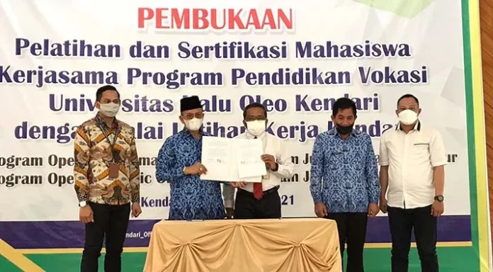 d5365dd0-4461-428b-b5f5-4655d31bb3fe 112 Mahasiswa Ikut Pelatihan dan Sertifikasi Vokasi, UHO Teken MoU dengan BLK Kendari
