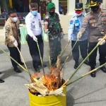 Kejari Muna Musnahkan Barang Bukti Narkoba dan Sajam Kejari Muna Musnahkan Barang Bukti Narkoba dan Sajam