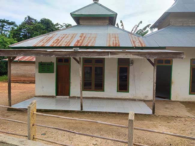 ASR Renovasi Masjid dan Rumah Warga di Tinanggea Konsel