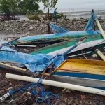 Puluhan Perahu Nelayan di Kolut Rusak Dihantam Gelombang Tinggi Puluhan Perahu Nelayan di Kolut Rusak Dihantam Gelombang Tinggi