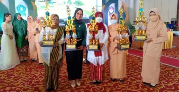 Desa Liya Mawi Juara Umum Lomba 10 Program PKK