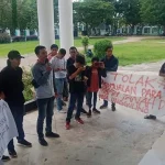 Warga dan Pemdes Unggulino Konawe Tolak Jual Tanah ke PT Agri Cassava Makmur Warga dan Pemdes Unggulino Konawe Tolak Jual Tanah ke PT Agri Cassava Makmur