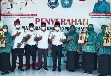 Pemda Wakatobi Serahkan Piala dan Sertifikat kepada Dua Desa Berprestasi Pemda Wakatobi Serahkan Piala dan Sertifikat kepada Dua Desa Berprestasi