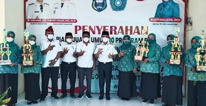 Pemda Wakatobi Serahkan Piala dan Sertifikat kepada Dua Desa Berprestasi