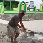 ASR Bersama Warga Wuawua Kerja Bakti Bersihkan Drainase ASR Bersama Warga Wuawua Kerja Bakti Bersihkan Drainase