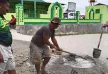 ASR Bersama Warga Wuawua Kerja Bakti Bersihkan Drainase ASR Bersama Warga Wuawua Kerja Bakti Bersihkan Drainase