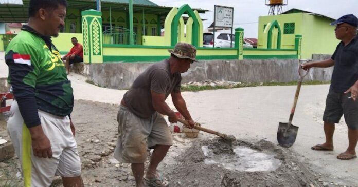 ASR Bersama Warga Wuawua Kerja Bakti Bersihkan Drainase