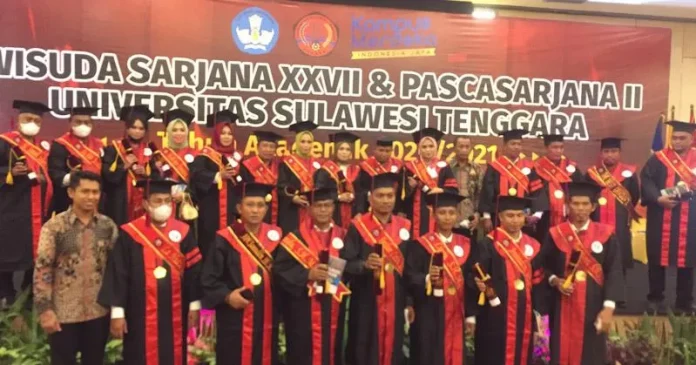 294 Mahasiswa Unsultra Resmi Jalani Wisuda