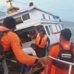 Kapal Karam di Perairan Toronipa, 9 Orang Dievakuasi Kapal Karam di Perairan Toronipa, 9 Orang Dievakuasi