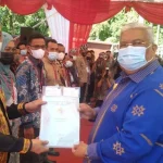 Pemprov Sultra Serahkan Sertifikat 25 Ribu Bidang Tanah kepada Masyarakat Pemprov Sultra Serahkan Sertifikat 25 Ribu Bidang Tanah kepada Masyarakat