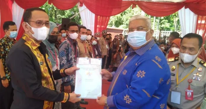 Pemprov Sultra Serahkan Sertifikat 25 Ribu Bidang Tanah kepada Masyarakat