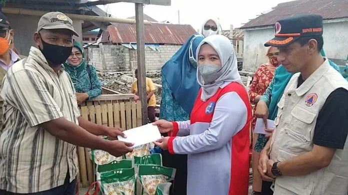 PSX_20211226_010756 Bantuan Mulai Disalurkan ke Korban Bencana Angin Kencang di Wakatobi