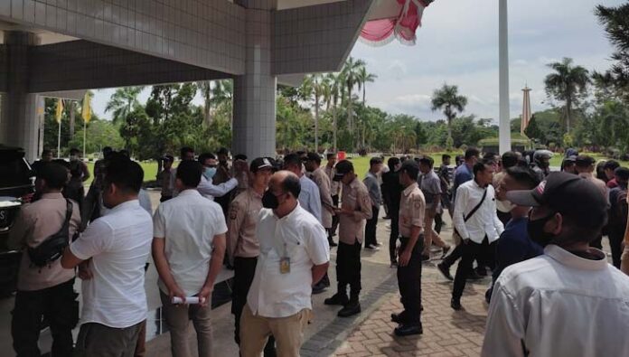 Tolak Hasil E-Voting BEM UHO, Mahasiswa Geruduk Rektorat