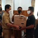 Wujudkan Program One Island One School, Bupati Wakatobi Serahkan Sejumlah Bantuan Wujudkan Program One Island One School, Bupati Wakatobi Serahkan Sejumlah Bantuan