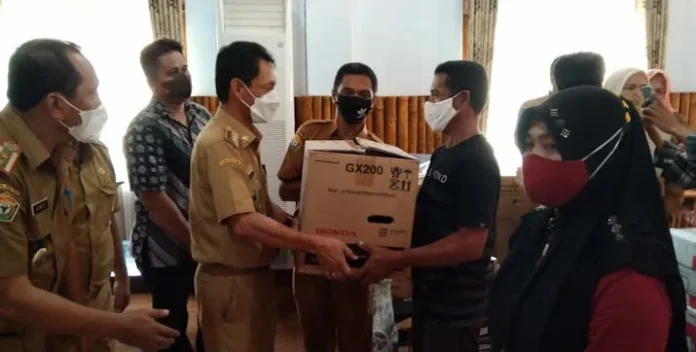 PSX_20211227_203759 Wujudkan Program One Island One School, Bupati Wakatobi Serahkan Sejumlah Bantuan