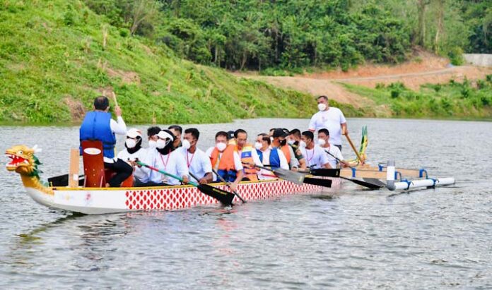 Presiden Jokowi Resmikan Bendungan Ladongi Sambil Naik Perahu Naga