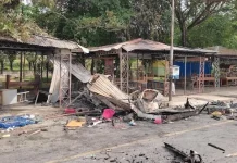 Buntut Bentrokan di Kendari, Puluhan Kios Pedagang Kaki Lima Terbakar Buntut Bentrokan di Kendari, Puluhan Kios Pedagang Kaki Lima Terbakar