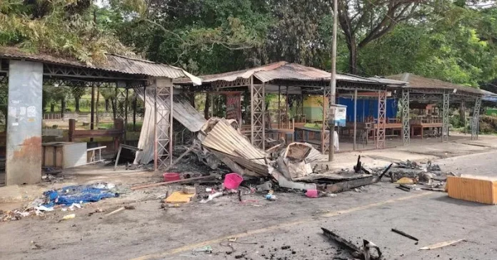 Buntut Bentrokan di Kendari, Puluhan Kios Pedagang Kaki Lima Terbakar