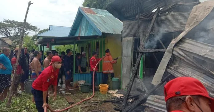 Dua Unit Rumah di Kendari Terbakar, Kerugian Capai Rp120 Juta Dua Unit Rumah di Kendari Terbakar, Kerugian Capai Rp120 Juta